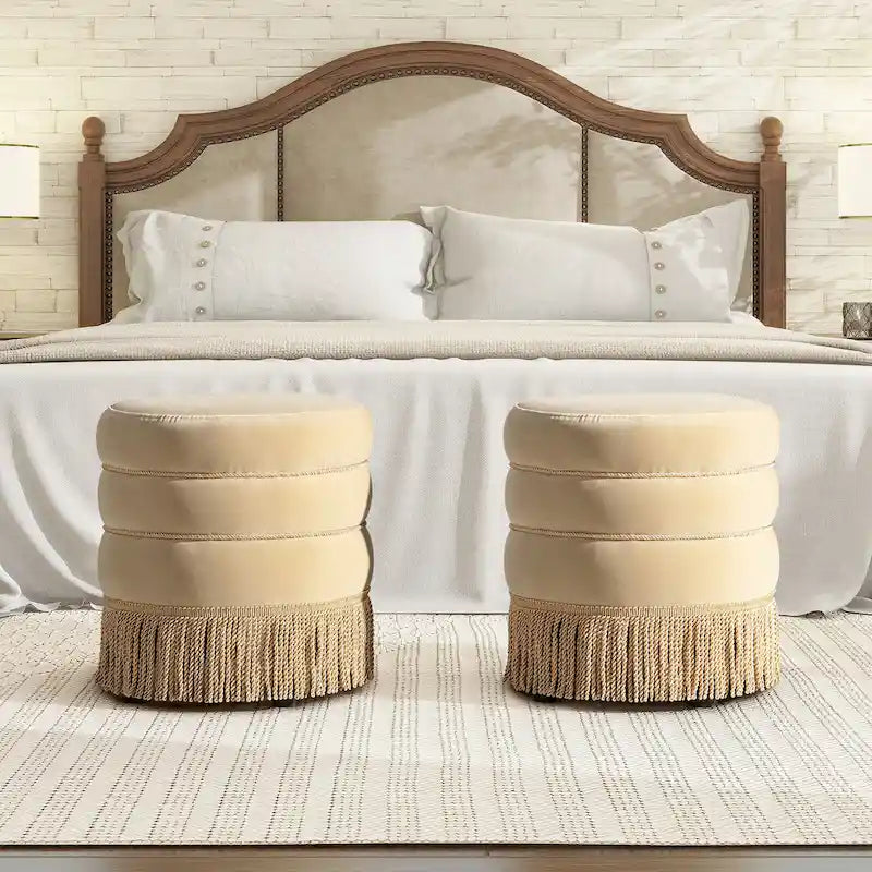 Pouf rond tapissé avec franges en fil doré