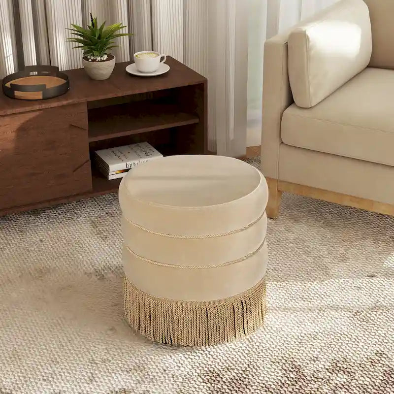 Pouf rond tapissé avec franges en fil doré